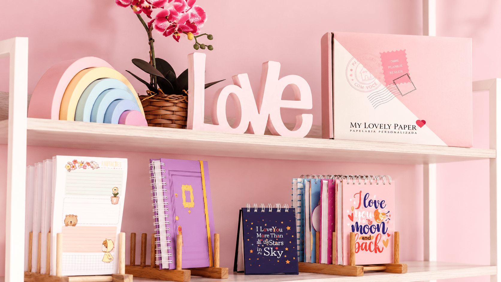 Estante com produtos e identidade visual da My Lovely Paper